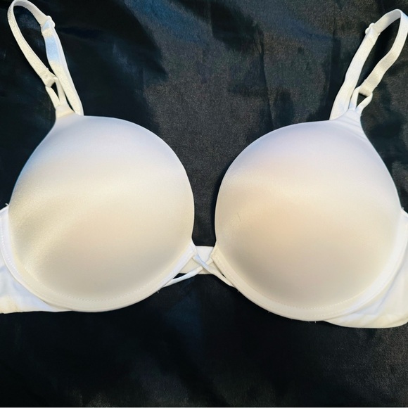 Victoria Secret Bombshell Bra - Picture 1 of 4